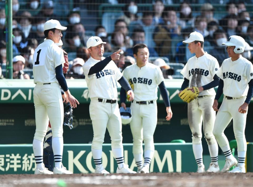 　７回の攻撃前にナインを激励する能代松陽・工藤明監督（中央）＝撮影・開出牧