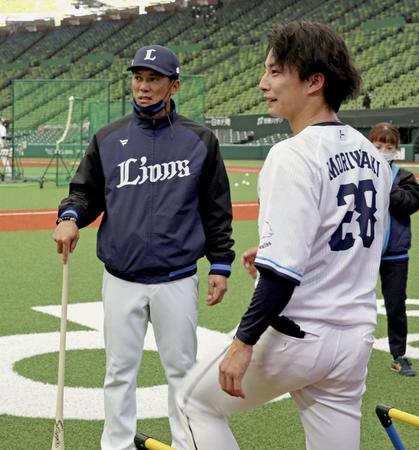 　投手の練習を見守る松井監督（左）