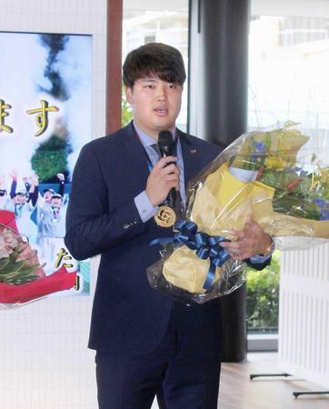 　優勝を報告する村上