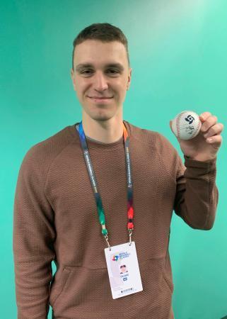 　大谷翔平のサインボールを手にするチェコの内野手フィリップ・スモラ＝１４日、東京ドーム