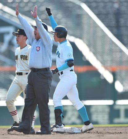 　１回、先制の左越え適時二塁打を放ちガッツポーズを決める山梨学院・林謙吾（右）＝撮影・開出牧