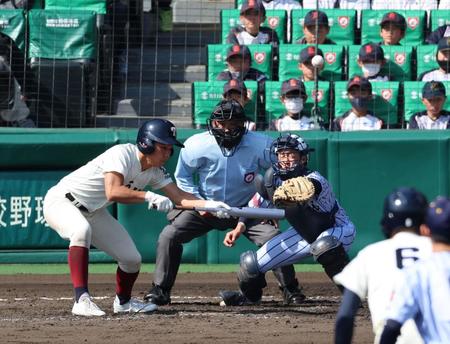 　３回、大阪桐蔭・徳丸快晴の送りバントが内野安打となる（撮影・山口登）
