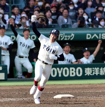 　５回、大阪桐蔭・佐藤夢樹は中越えにソロを放ちガッツポーズ（撮影・山口登）