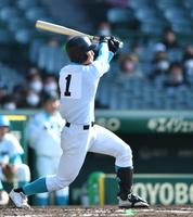 　２回、先制の左越え適時二塁打を放つ林謙吾（撮影・開出牧）