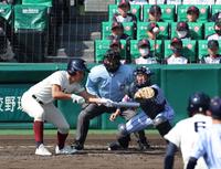 　３回、大阪桐蔭・徳丸快晴の送りバントが内野安打となる（撮影・山口登）