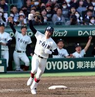 　５回、大阪桐蔭・佐藤夢樹は中越えにソロを放ちガッツポーズ（撮影・山口登）