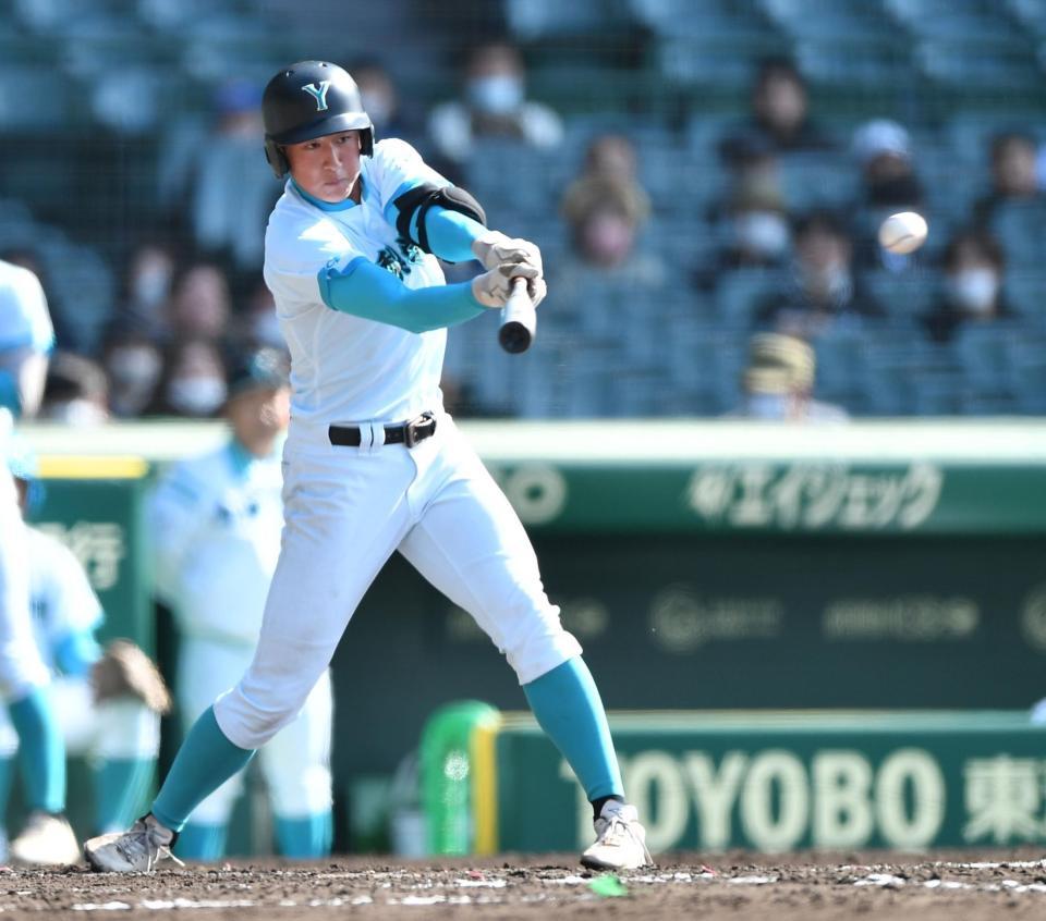 　３回、中前適時打を放つ山梨学院・橋海翔（撮影・開出牧）