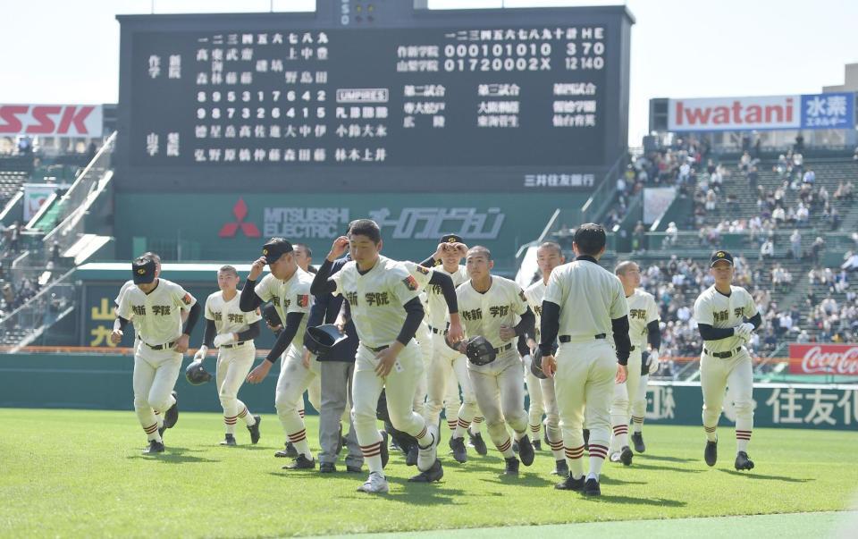 　山梨学院に敗れ引き揚げる作新学院ナイン（撮影・開出牧）