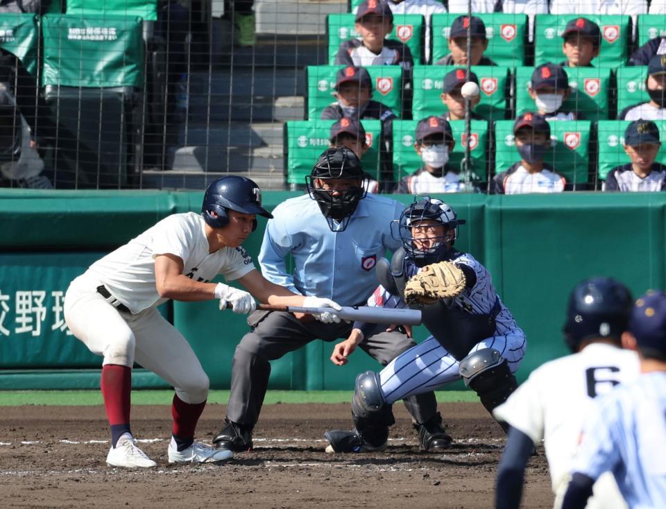 　３回、大阪桐蔭・徳丸快晴の送りバントが内野安打となる（撮影・山口登）