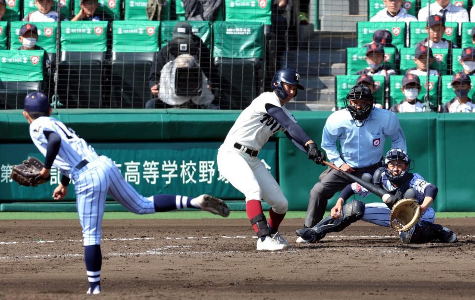 　３回、大阪桐蔭・南川幸輝は右前に先制適時打を放つ（撮影・山口登）