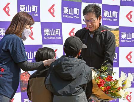 　北海道栗山町の役場を訪問し、花束を受け取るＷＢＣ日本代表の栗山英樹監督（右端）＝３０日午前