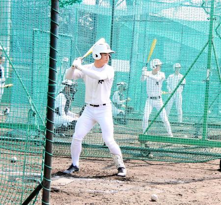 　大阪桐蔭との準決勝を控えて打撃練習する報徳学園・林純司
