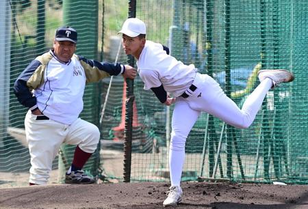 　投球練習する大阪桐蔭の前田と練習を見つめる西谷浩一監督（代表撮影）