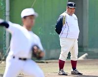 　選手の練習を見つめる大阪桐蔭の西谷浩一監督（代表撮影）