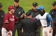 　試合前、グータッチを交わす新庄監督（右）と石井監督（撮影・伊藤笙子）