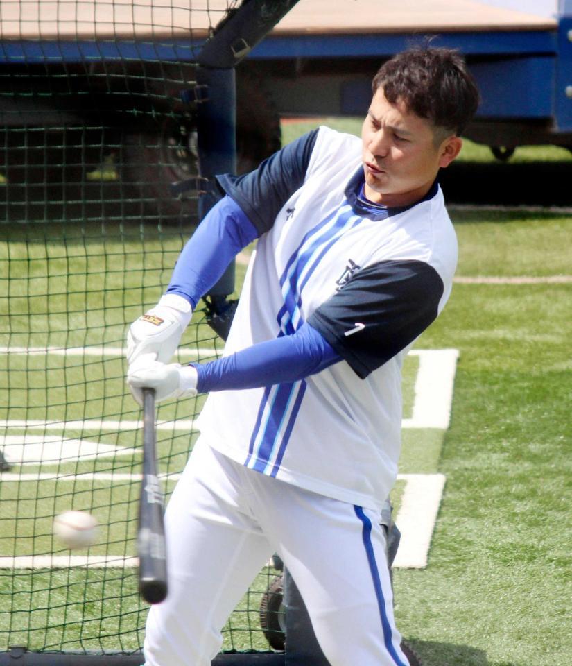 　１番打者として開幕戦に臨む佐野