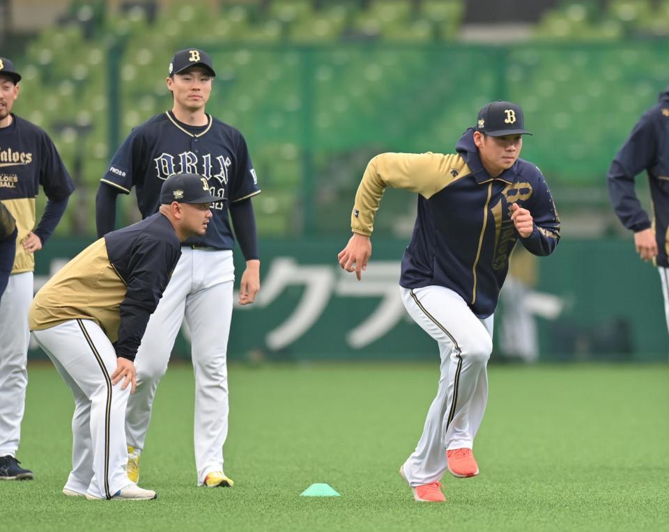 　森（左）の横でダッシュする山下（撮影・西岡正）