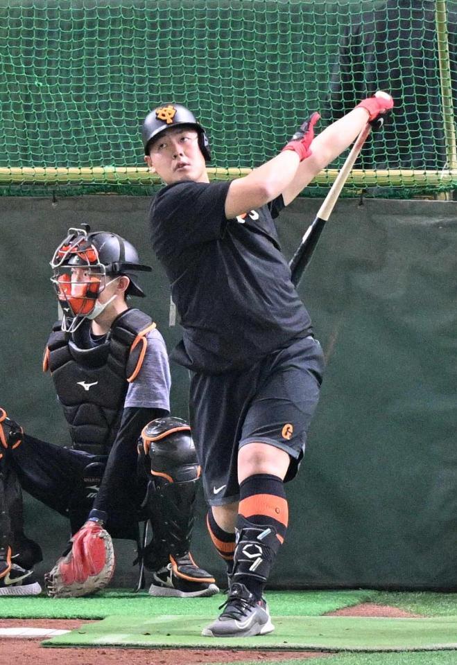 　開幕前日練習で打撃練習する岡本和
