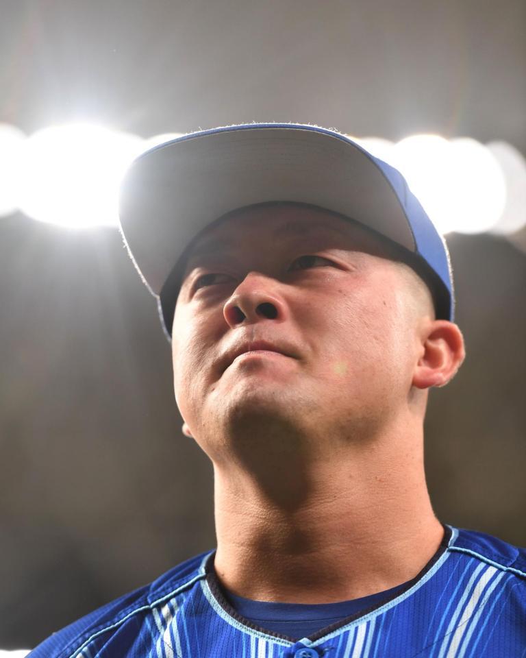 　練習前、取材に応じる牧（撮影・中田匡峻）