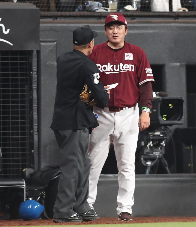 　９回、選手交代を告げる石井監督（撮影・中島達哉）