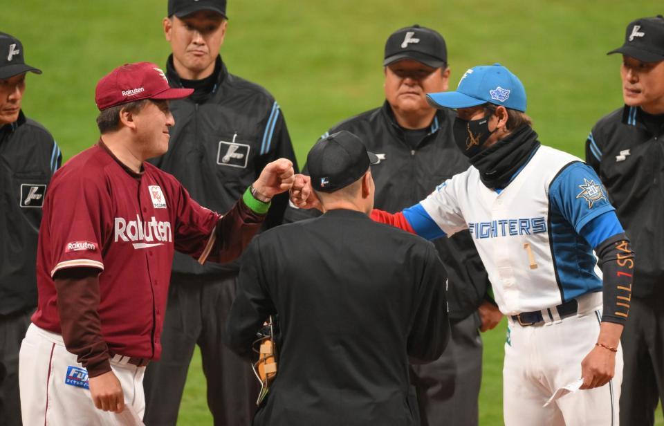 　試合前、グータッチを交わす新庄監督（右）と石井監督（撮影・伊藤笙子）