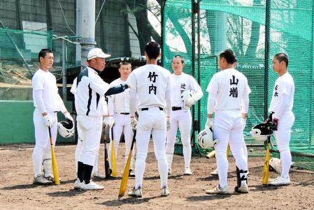 　大阪桐蔭との準決勝を前に大角監督（左から２人目）の指導を受ける報徳学園ナイン