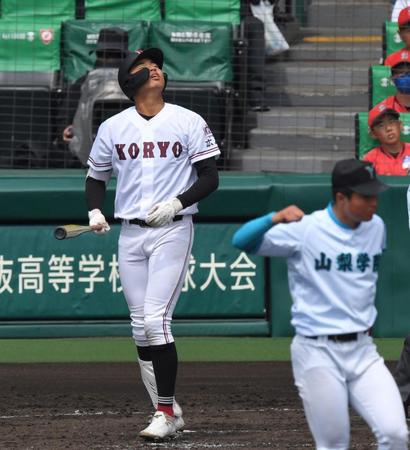 　５回、三邪飛に倒れる広陵・真鍋（山梨学院投手・林）＝撮影・北村雅宏