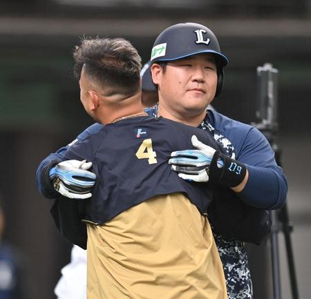 　西武・中村剛也（右）と抱き合う森（撮影・西岡正）