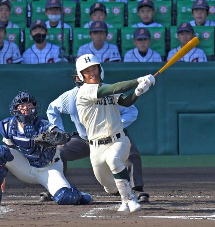 　７回、２点適時二塁打を放つ報徳学園・林（撮影・北村雅宏）