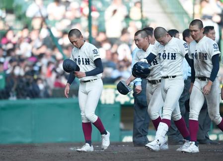 　試合後の整列を終え肩を落としながらベンチ前に戻る前田悠伍（左）ら大阪桐蔭ナイン（撮影・開出牧）
