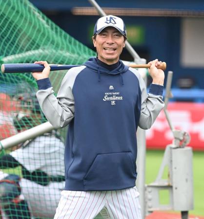 　笑顔で練習を見守る高津監督（撮影・田中太一）