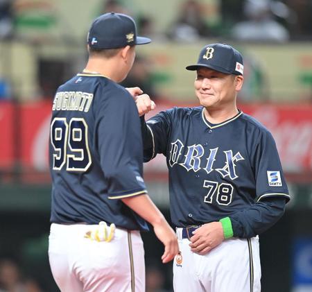 　選手紹介で杉本（左）とタッチを交わす中嶋監督（撮影・西岡正）