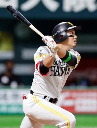 ６回、栗原が右中間に先制３ランを放つ＝ペイペイドーム