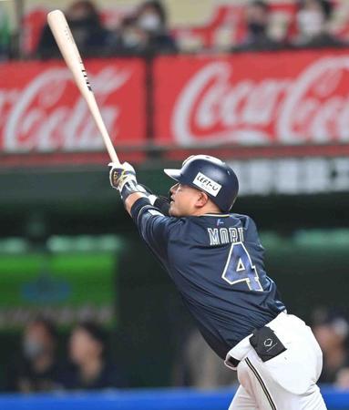 　９回、右越えに同点ソロを放つ森（撮影・西岡正）