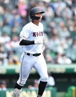 　１回、四球を選んで出塁する真鍋慧（撮影・開出牧）