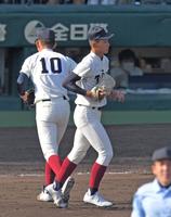 　７回途中、マウンドに上がる大阪桐蔭・前田（右）＝撮影・北村雅宏