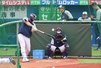 　打撃練習をする村上（撮影・佐々木彰尚）