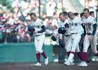 　試合後の整列を終え肩を落としながらベンチ前に戻る前田悠伍（左）ら大阪桐蔭ナイン（撮影・開出牧）