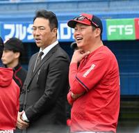 　試合前、黒田球団アドバイザーと話す新井監督（撮影・田中太一）