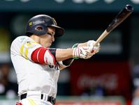 ６回、栗原が右中間に先制３ランを放つ＝ペイペイドーム