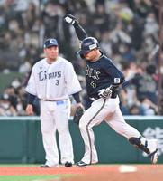 　９回、同点ソロを放ち、ガッツポーズで一塁を回る森（撮影・西岡正）