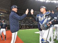 開幕戦に勝利し、中嶋監督（左）とタッチを交わす森（撮影・西岡正）