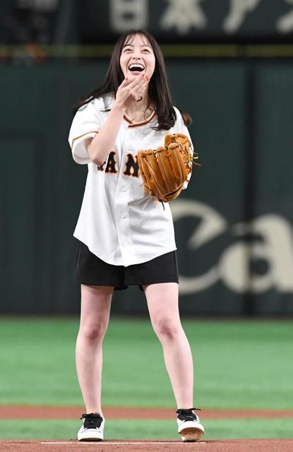 【写真】橋本環奈の少女時代にファン衝撃「可愛すぎる」巨人戦始球式で熱烈Ｇ党を証明