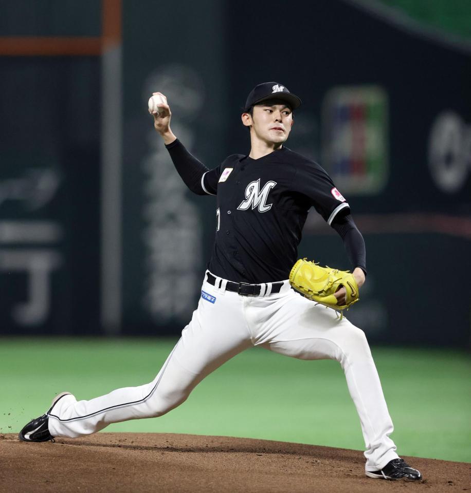 　打撃投手を務める佐々木朗