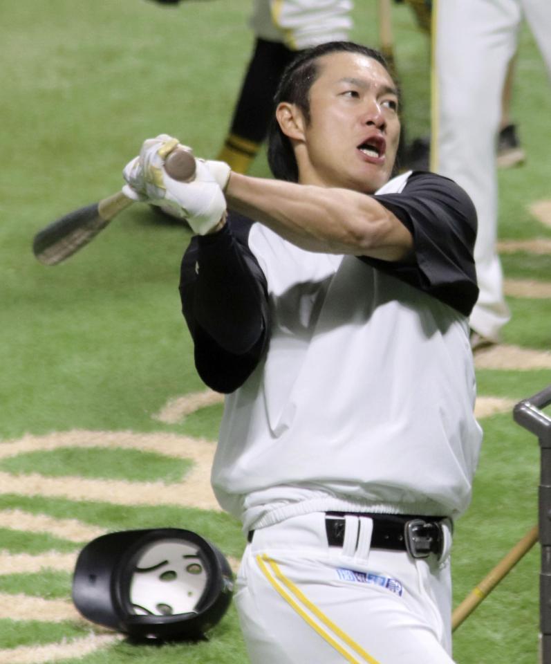　開幕戦に向け打撃練習をする柳田