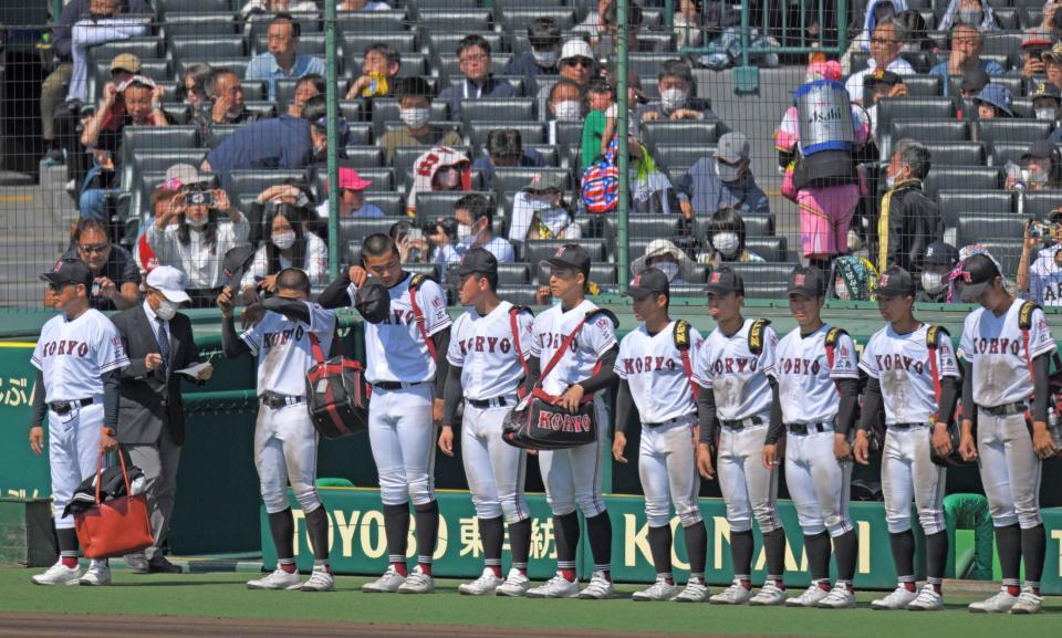 　山梨学院に敗れ、ベンチ前に整列する広陵ナイン（撮影・北村雅宏）