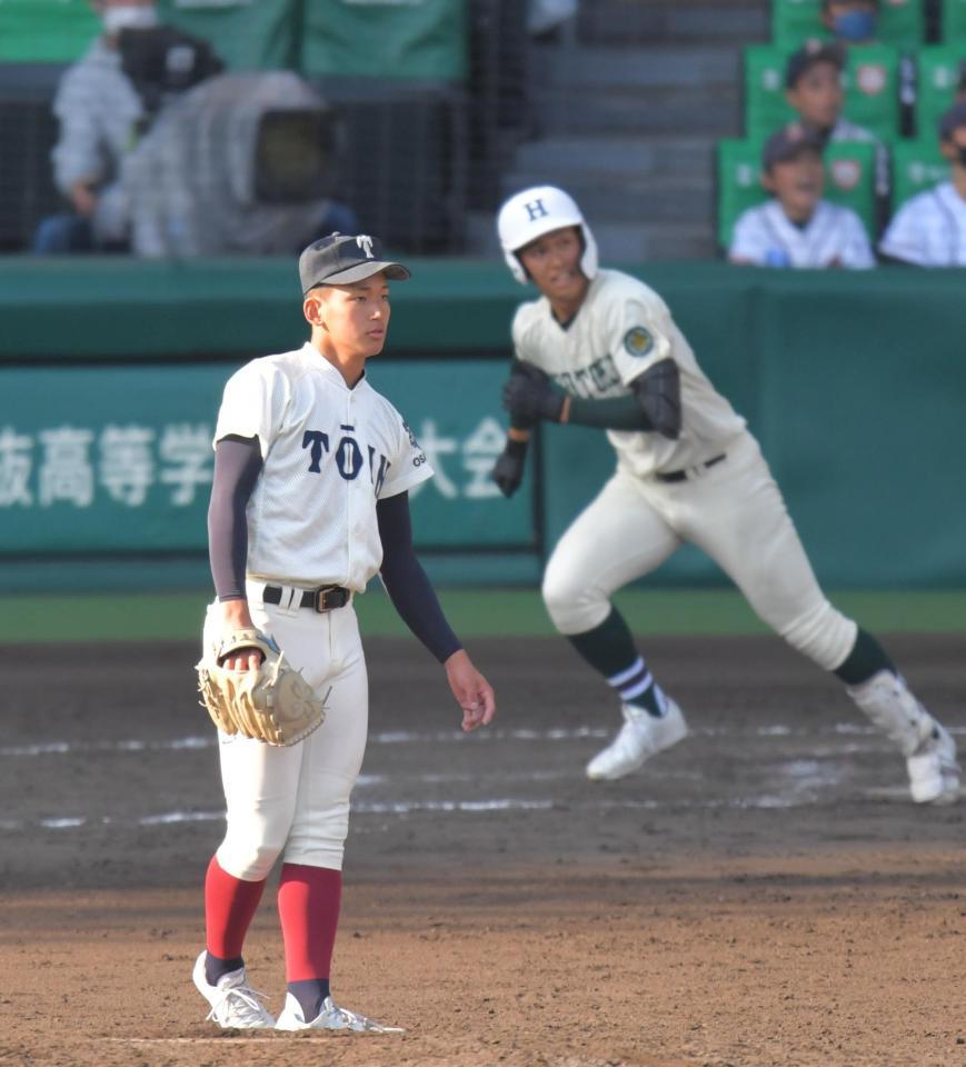 　８回、報徳学園・石野に勝ち越しとなる適時二塁打を浴びる大阪桐蔭・前田（撮影・北村雅宏）