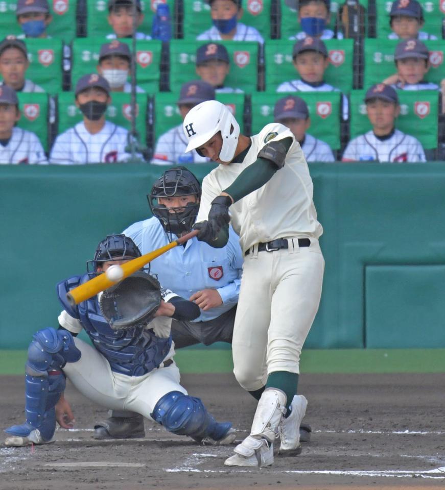 　８回、勝ち越しとなる適時二塁打を放つ報徳学園・石野（撮影・北村雅宏）