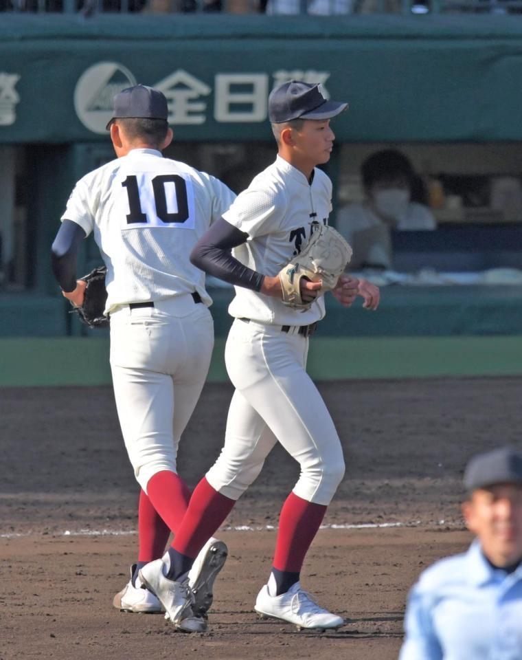 　７回途中、マウンドに上がる大阪桐蔭・前田（右）＝撮影・北村雅宏