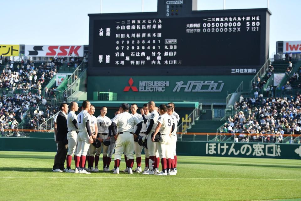 　スタンドにあいさつした後、外野にとどまったまま前田悠伍（１）ら選手に話をする大阪桐蔭・西谷浩一監督（中央）＝撮影・開出牧